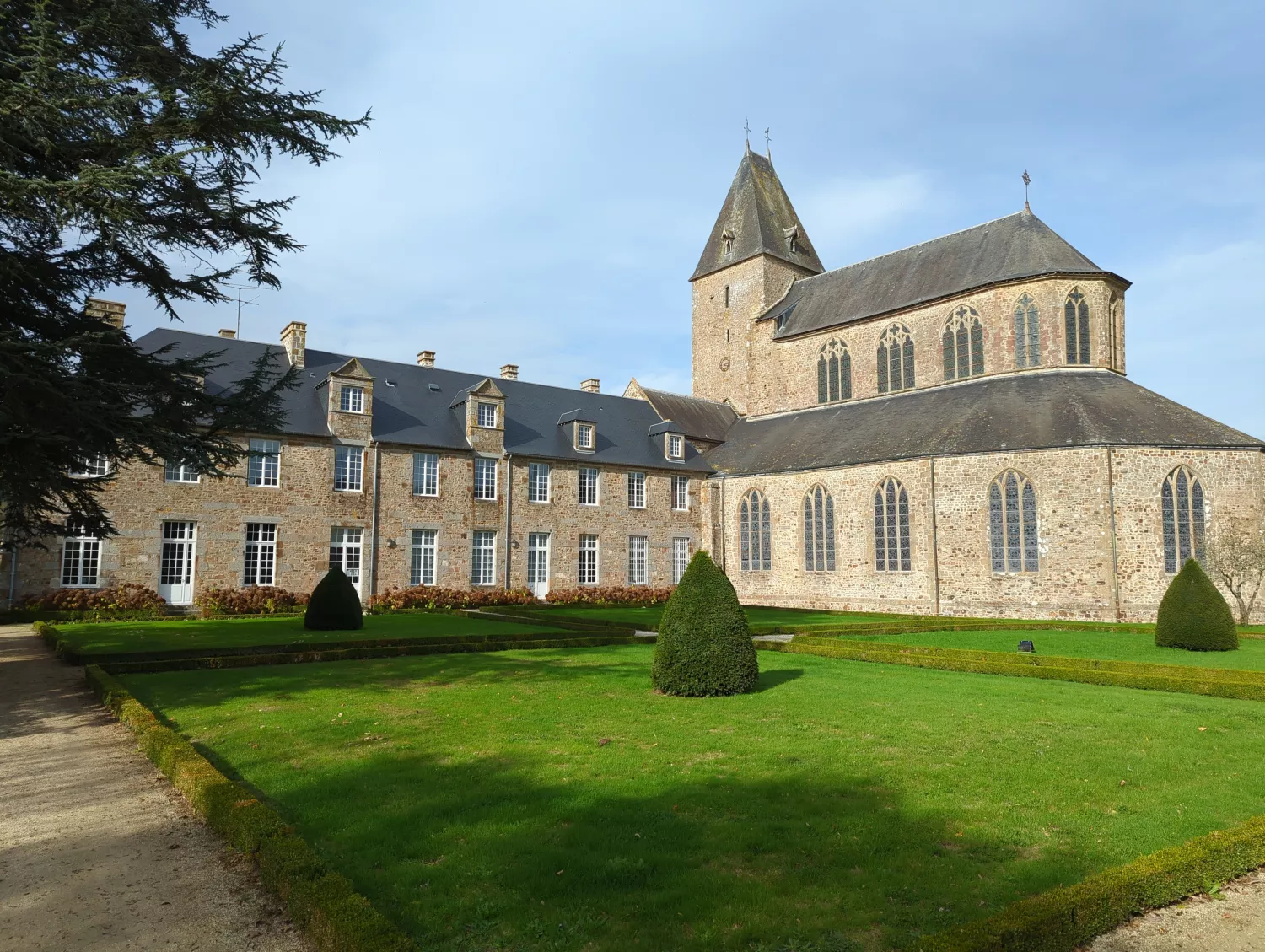 Couverture "L'abbaye de Lonlay"